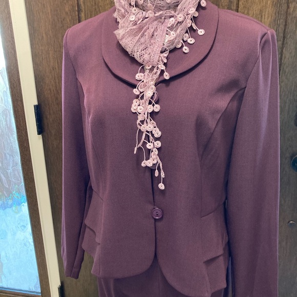 Suit - Women’s Danny and Nicole pantsuit - Picture 4 of 7